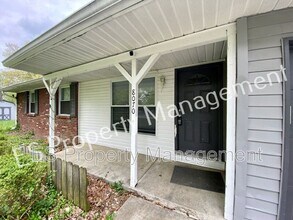 8070 Chiltern Dr in Indianapolis, IN - Foto de edificio - Building Photo
