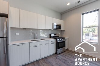 2247 W Lawrence Ave, Unit 403 in Chicago, IL - Building Photo - Building Photo