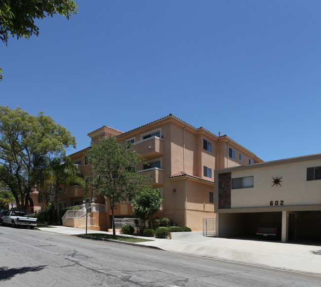 608 E Tujunga Ave in Burbank, CA - Foto de edificio - Building Photo