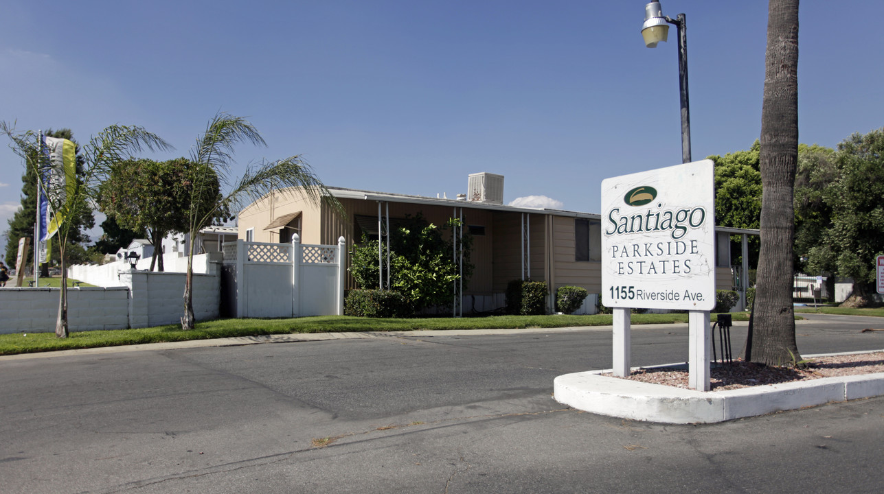 Santiago Parkside Estates in Rialto, CA - Foto de edificio