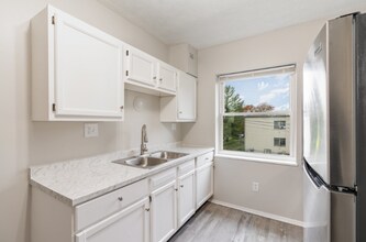 562 Glenwood Ave in Cincinnati, OH - Foto de edificio - Building Photo