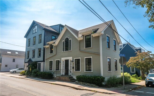 485 Spring St in Newport, RI - Foto de edificio - Building Photo