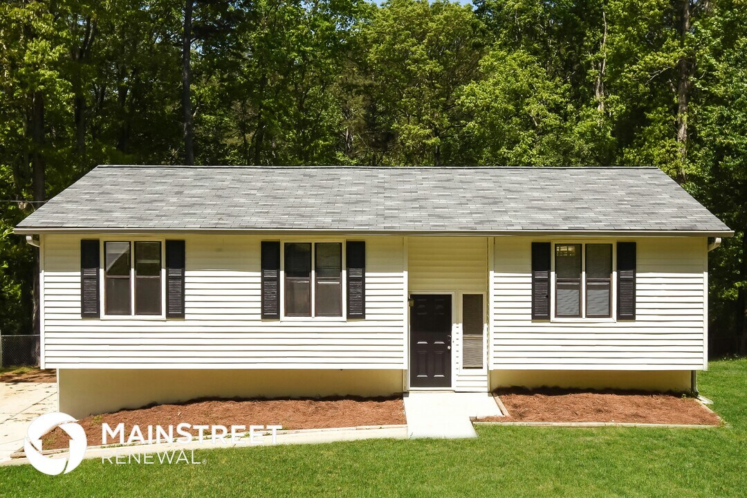 3085 Flowers Dr in Douglasville, GA - Building Photo