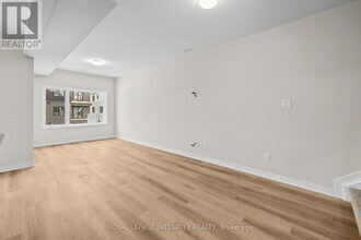 812 Demulcent Ln in Ottawa, ON - Building Photo - Building Photo