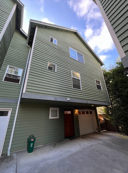 9216A Fremont Ave N in Seattle, WA - Building Photo
