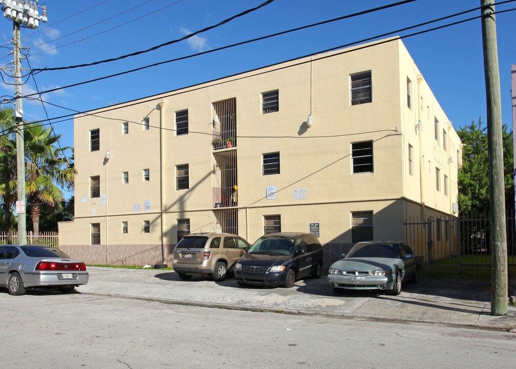 225 NW 22nd St in Miami, FL - Building Photo