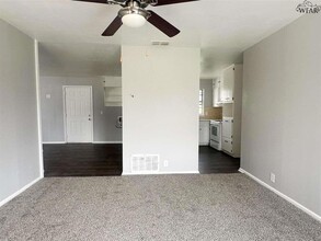 1808 Las Cruces Ln, Unit 2 in Wichita Falls, TX - Building Photo - Building Photo