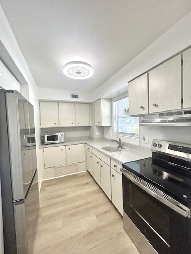 3950 Roxane Blvd in Sarasota, FL - Building Photo - Building Photo