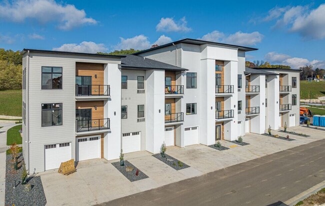 2755 Patrick John Dr in Eau Claire, WI - Building Photo - Building Photo