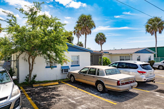 40 Willis Rd in North Fort Myers, FL - Foto de edificio - Building Photo