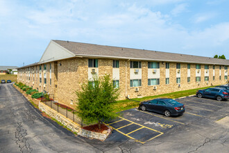 Wildwood Pool Apartments in Cedar Rapids, IA - Building Photo - Building Photo