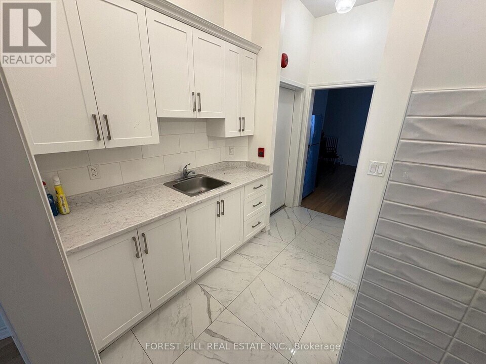 756 Queen St W in Toronto, ON - Building Photo