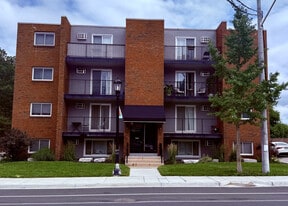 3155 Sandwich St in Windsor, ON - Building Photo