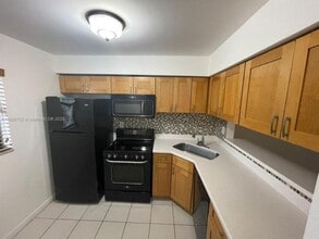 3410 Foxcroft Rd in Miramar, FL - Building Photo - Building Photo
