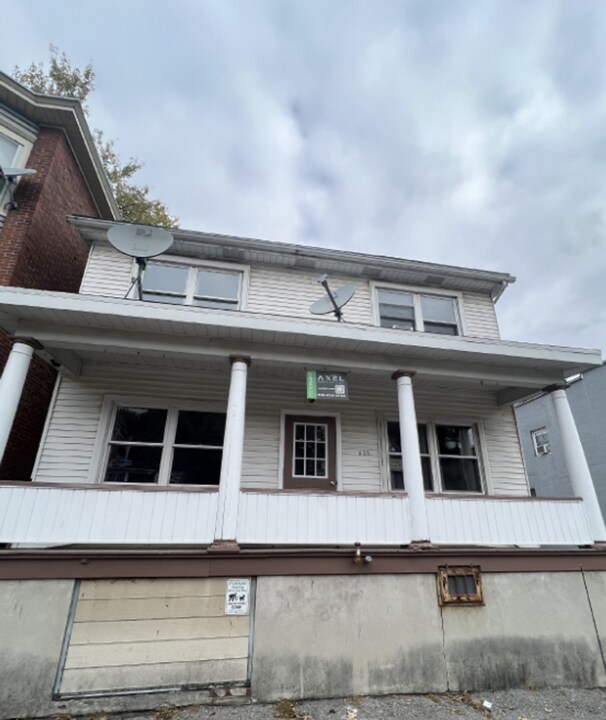 321 W Broad St in Tamaqua, PA - Building Photo