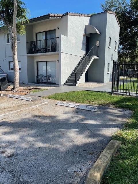 6975 NW 179th St in Hialeah, FL - Foto de edificio