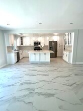 18245 Valley Vista Blvd in Tarzana, CA - Building Photo - Building Photo