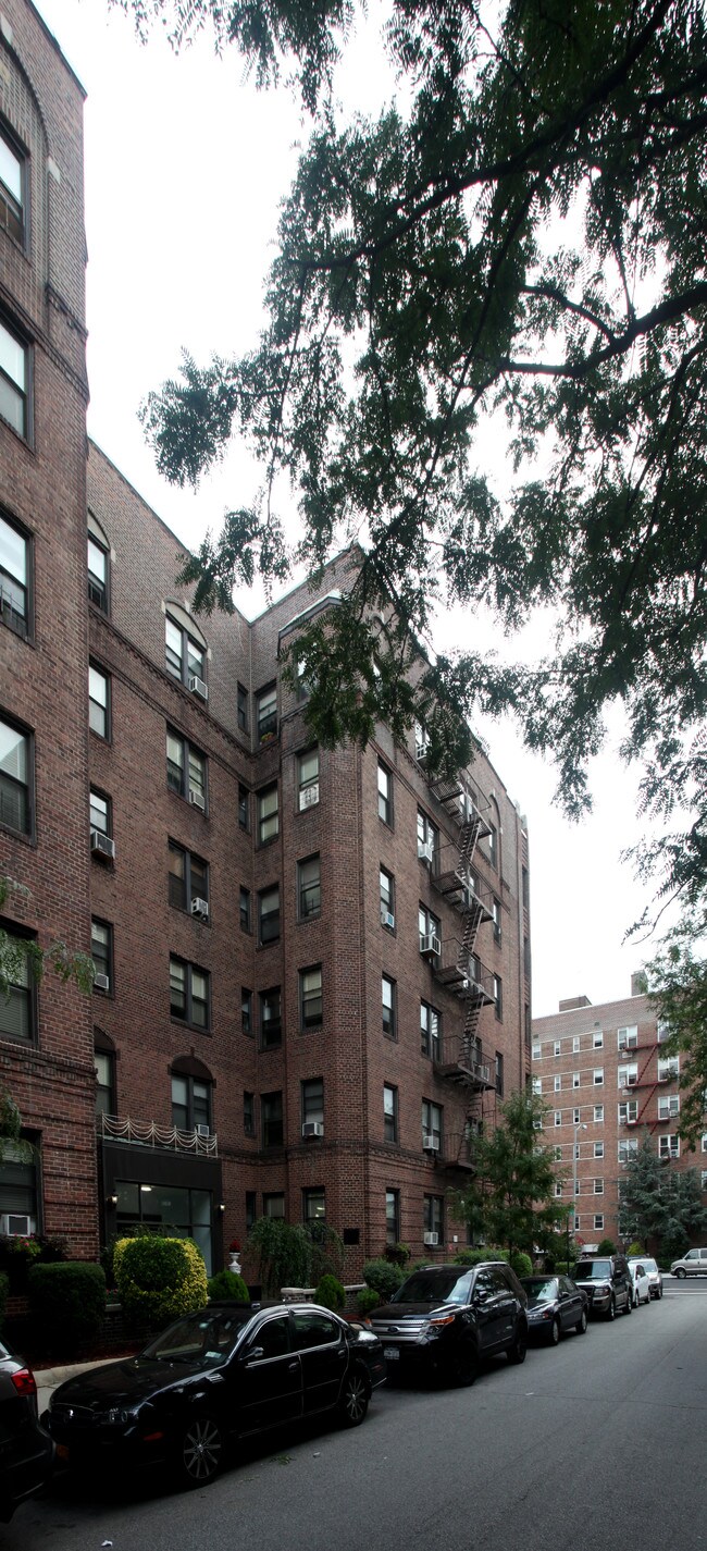 63-53 Haring St in Rego Park, NY - Building Photo - Building Photo