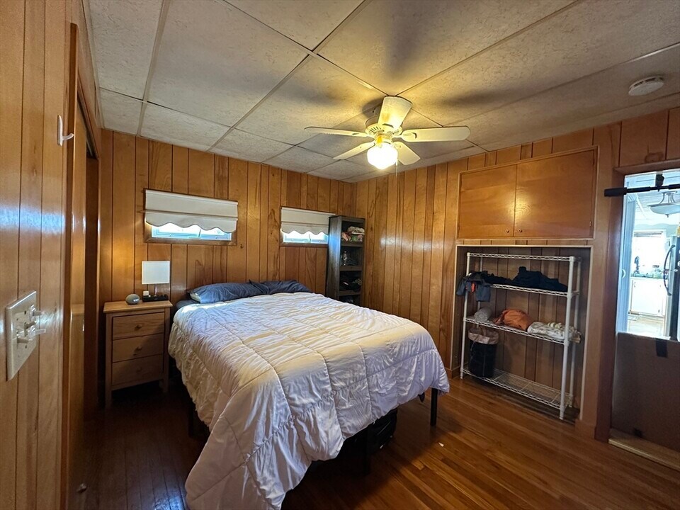 32 Oak Island Rd in Revere, MA - Building Photo