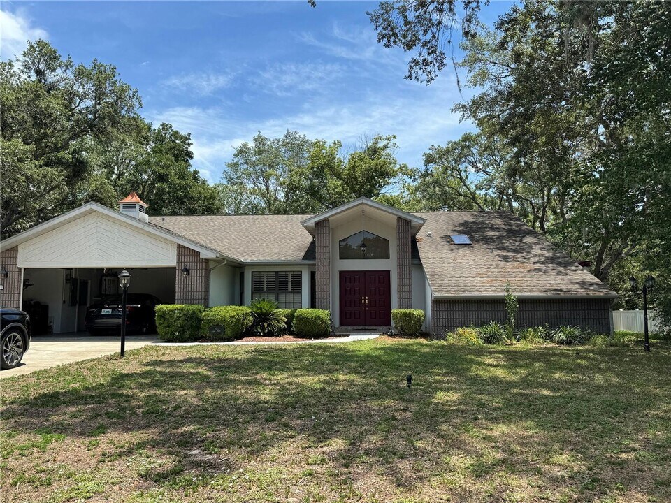201 Pine St in Homosassa, FL - Building Photo