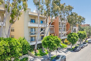 Kings Villa in West Hollywood, CA - Building Photo