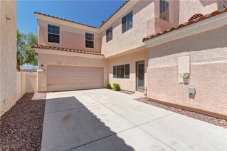 8025 Peaceful Village Pl in Las Vegas, NV - Foto de edificio - Building Photo