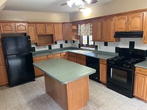 1657 Meridian St in Fall River, MA - Building Photo - Building Photo