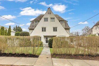 42 Tanglewylde Ave in Bronxville, NY - Building Photo - Building Photo