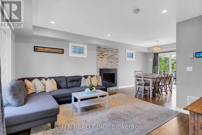 4 Pinewood Blvd in Kawartha Lakes, ON - Building Photo - Building Photo