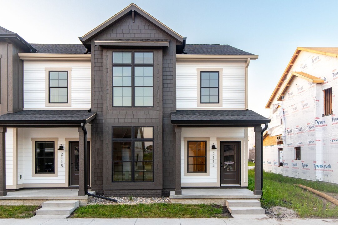 2011 Aikman Dr in Ames, IA - Foto de edificio