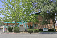 Sequoia Villa Apartments in Porterville, CA - Foto de edificio - Building Photo