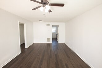 Goodwood Court at Mid-City in Baton Rouge, LA - Foto de edificio - Building Photo