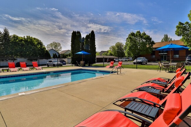 Alverno Pool Apartments in Milwaukee, WI - Foto de edificio - Building Photo
