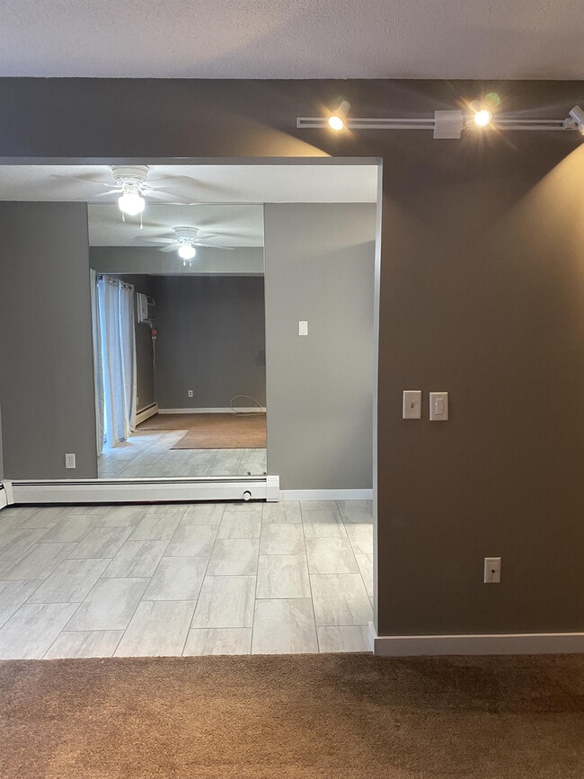 946 Westbrooke Way in Hopkins, MN - Building Photo - Building Photo