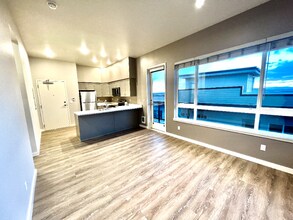 2330 Yakima Ct, Unit A404 in Tacoma, WA - Building Photo - Building Photo