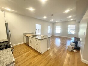 65 Burrell St, Unit 2 in Boston, MA - Building Photo - Building Photo