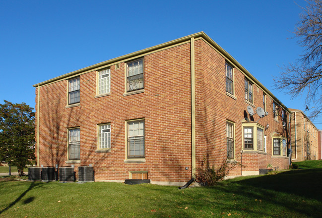 Tosa Garden Condominiums in Milwaukee, WI - Building Photo - Building Photo