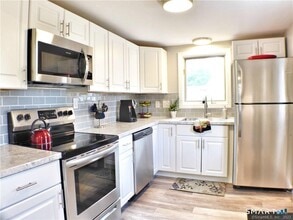 70 Whitney Rd in Manchester, CT - Building Photo - Building Photo