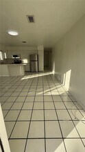 327 NE 1st St, Unit 1 in Hallandale Beach, FL - Foto de edificio - Building Photo