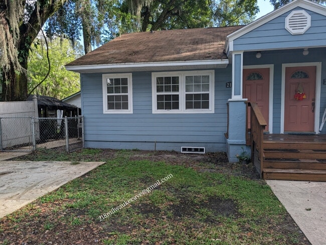 218 Milwaukee Ave in Orange Park, FL - Foto de edificio - Building Photo
