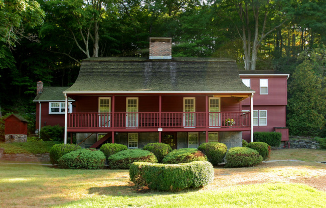 132 W Main St in Chester, CT - Foto de edificio - Building Photo