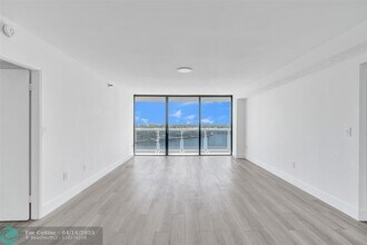 20515 E Country Club Dr in Miami, FL - Building Photo - Building Photo