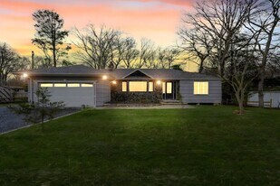 257 Southlawn Ave in Central Islip, NY - Building Photo