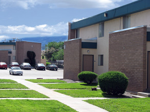 Manzano Vista in Albuquerque, NM - Building Photo - Building Photo