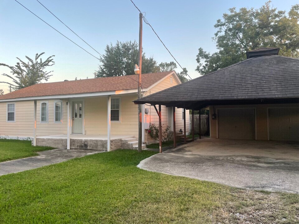 16224 N Shore Dr in Channelview, TX - Building Photo