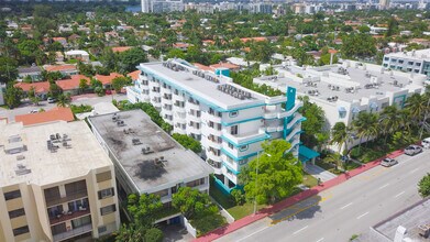9156 Collins Ave, Unit 405 in Surfside, FL - Foto de edificio - Building Photo