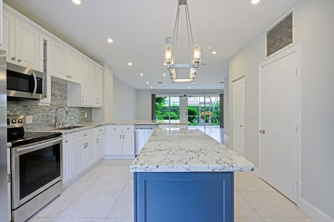 6817 Via Regina in Boca Raton, FL - Foto de edificio - Building Photo