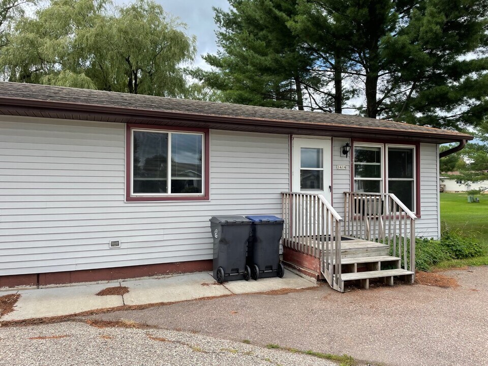 1414 N Hume Ave in Marshfield, WI - Foto de edificio