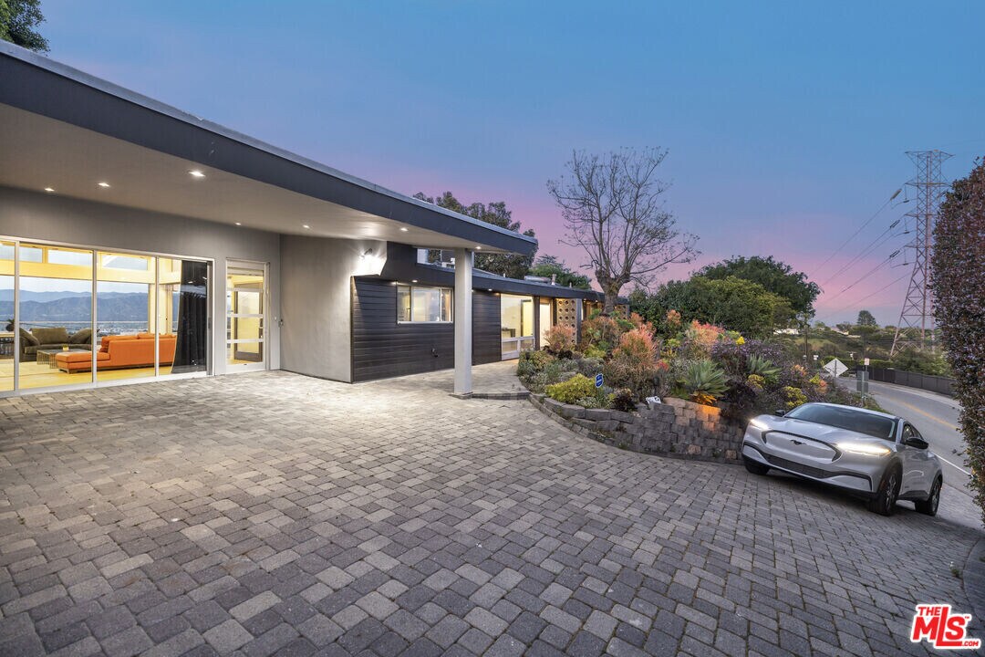 7275 Mulholland Dr in Los Angeles, CA - Building Photo