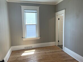 312 Broad St, Unit Upper in Oshkosh, WI - Building Photo - Building Photo